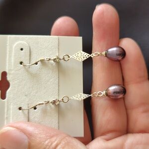 Dangle earrings with purple pearls